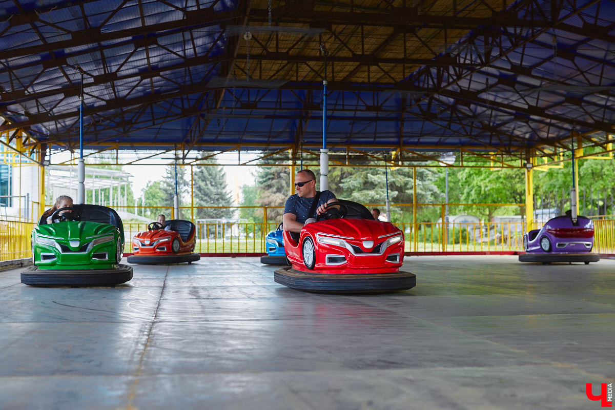 Владимирский парк аттракционов «Добро Лэнд» прошел проверку и приглашает гостей. В этом году на выбор сразу двадцать батутов и каруселей. Есть среди них и новинки. Причем планов по дальнейшему развитию еще много. Например, летом там обещают устроить мини-аквапарк для детей. Все подробности в нашем фоторепортаже.