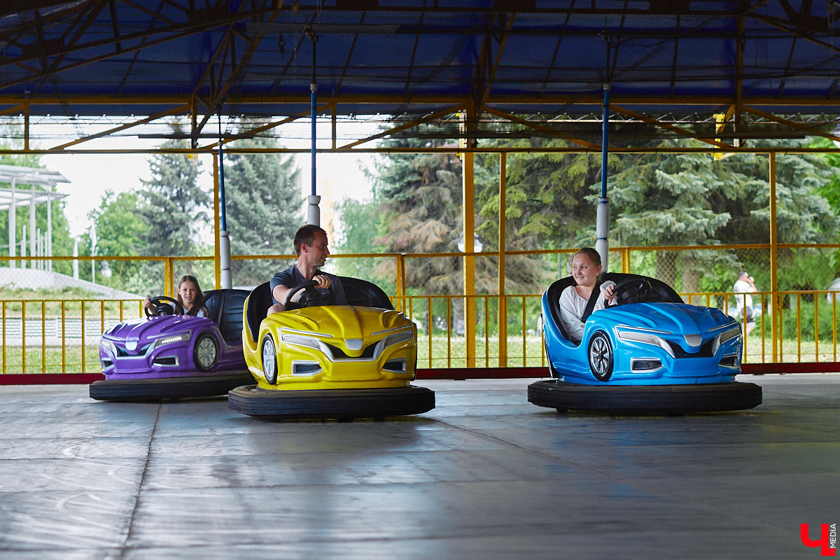 Владимирский парк аттракционов «Добро Лэнд» прошел проверку и приглашает гостей. В этом году на выбор сразу двадцать батутов и каруселей. Есть среди них и новинки. Причем планов по дальнейшему развитию еще много. Например, летом там обещают устроить мини-аквапарк для детей. Все подробности в нашем фоторепортаже.