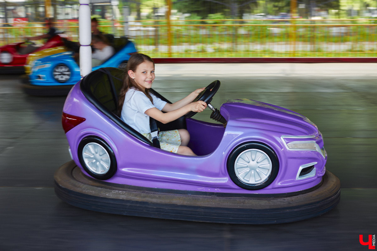 Владимирский парк аттракционов «Добро Лэнд» прошел проверку и приглашает гостей. В этом году на выбор сразу двадцать батутов и каруселей. Есть среди них и новинки. Причем планов по дальнейшему развитию еще много. Например, летом там обещают устроить мини-аквапарк для детей. Все подробности в нашем фоторепортаже.