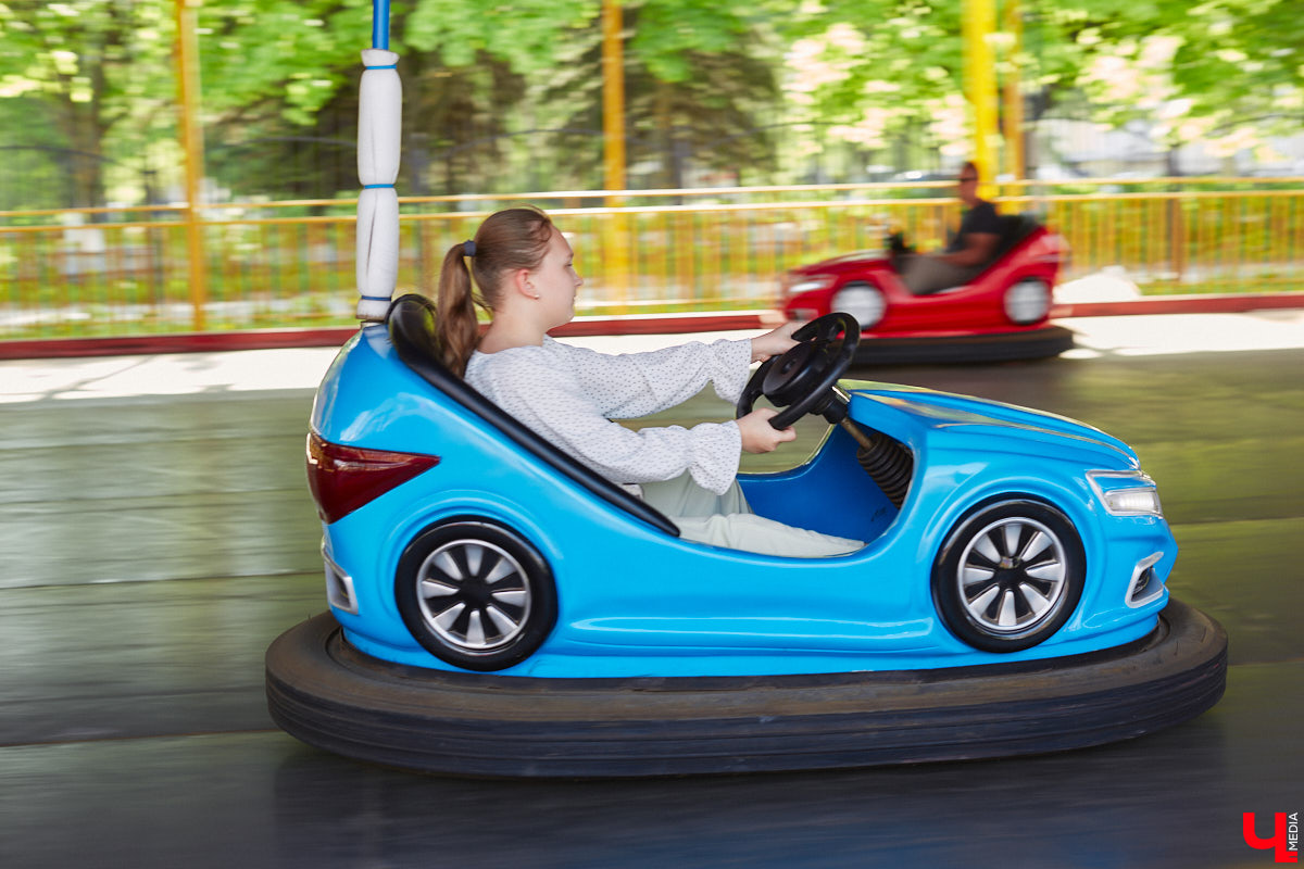 Владимирский парк аттракционов «Добро Лэнд» прошел проверку и приглашает гостей. В этом году на выбор сразу двадцать батутов и каруселей. Есть среди них и новинки. Причем планов по дальнейшему развитию еще много. Например, летом там обещают устроить мини-аквапарк для детей. Все подробности в нашем фоторепортаже.