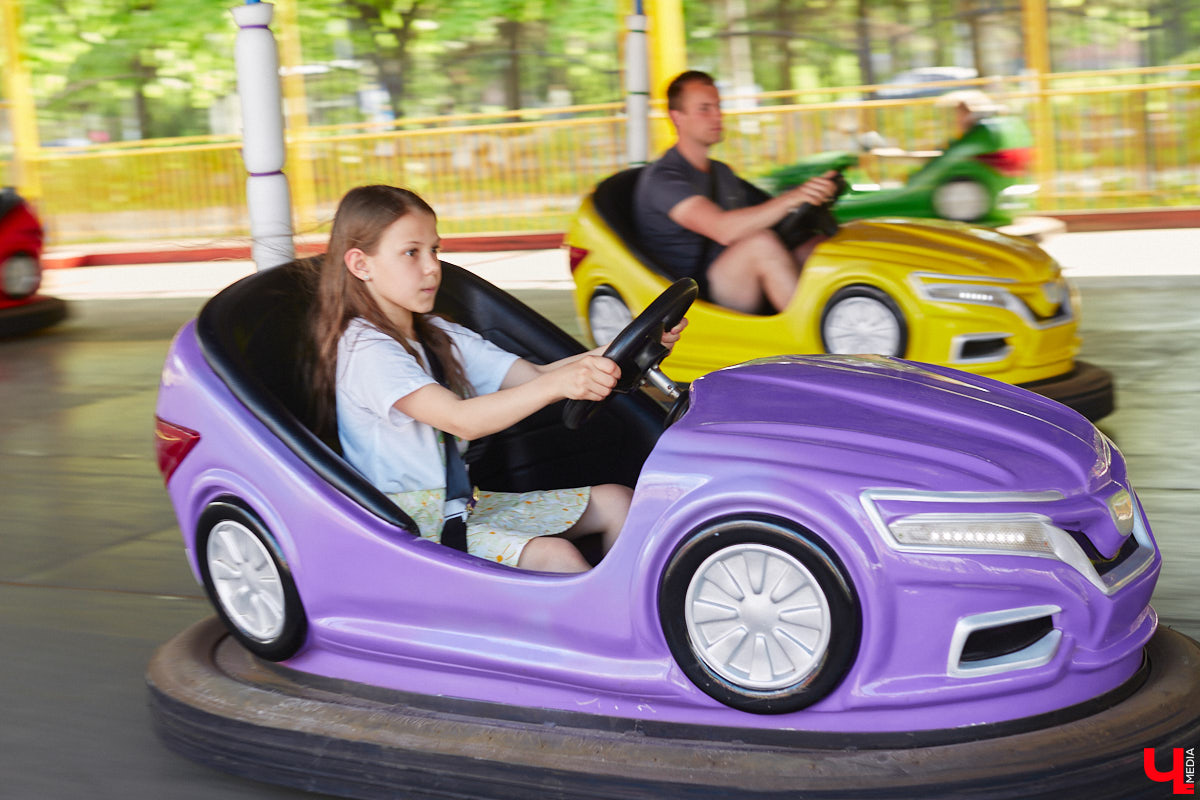 Владимирский парк аттракционов «Добро Лэнд» прошел проверку и приглашает гостей. В этом году на выбор сразу двадцать батутов и каруселей. Есть среди них и новинки. Причем планов по дальнейшему развитию еще много. Например, летом там обещают устроить мини-аквапарк для детей. Все подробности в нашем фоторепортаже.