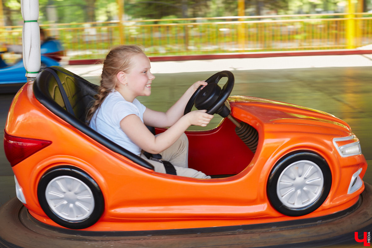 Владимирский парк аттракционов «Добро Лэнд» прошел проверку и приглашает гостей. В этом году на выбор сразу двадцать батутов и каруселей. Есть среди них и новинки. Причем планов по дальнейшему развитию еще много. Например, летом там обещают устроить мини-аквапарк для детей. Все подробности в нашем фоторепортаже.