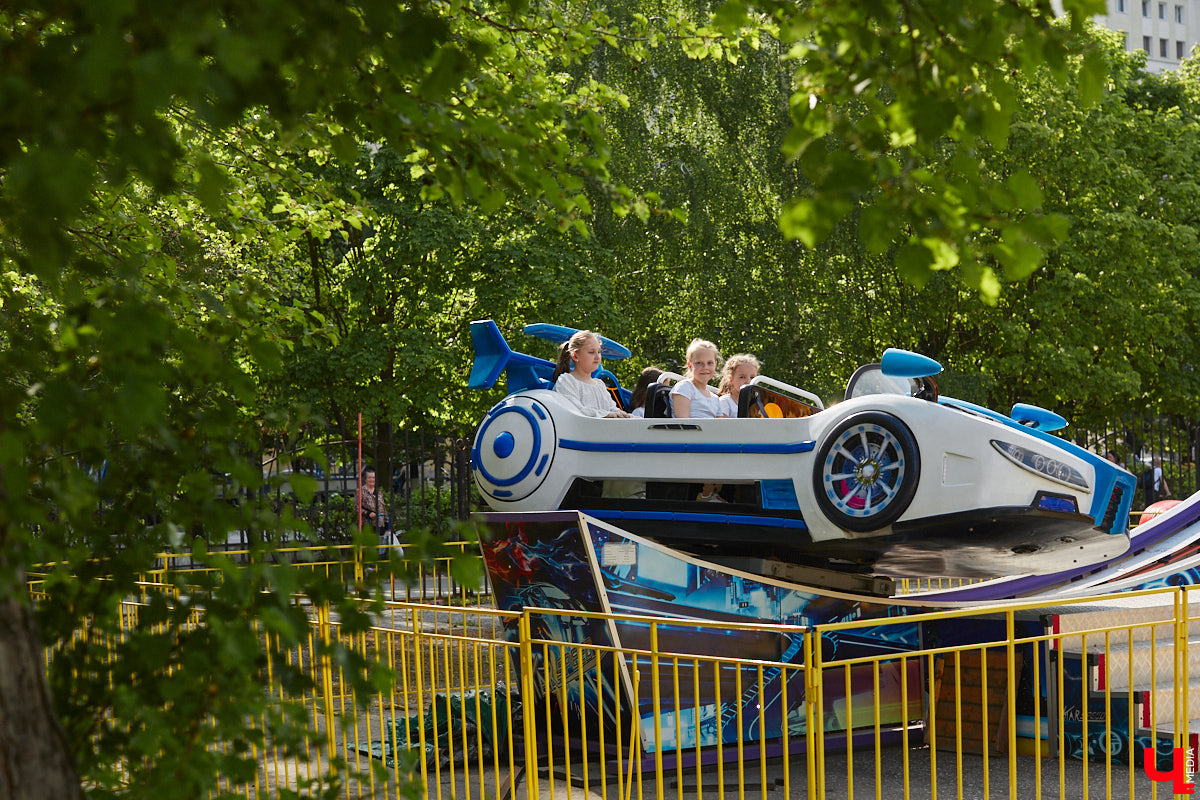 Владимирский парк аттракционов «Добро Лэнд» прошел проверку и приглашает гостей. В этом году на выбор сразу двадцать батутов и каруселей. Есть среди них и новинки. Причем планов по дальнейшему развитию еще много. Например, летом там обещают устроить мини-аквапарк для детей. Все подробности в нашем фоторепортаже.