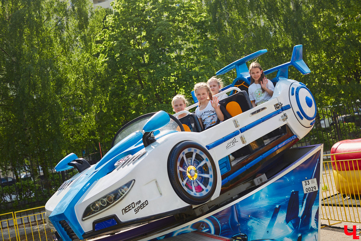 Владимирский парк аттракционов «Добро Лэнд» прошел проверку и приглашает гостей. В этом году на выбор сразу двадцать батутов и каруселей. Есть среди них и новинки. Причем планов по дальнейшему развитию еще много. Например, летом там обещают устроить мини-аквапарк для детей. Все подробности в нашем фоторепортаже.