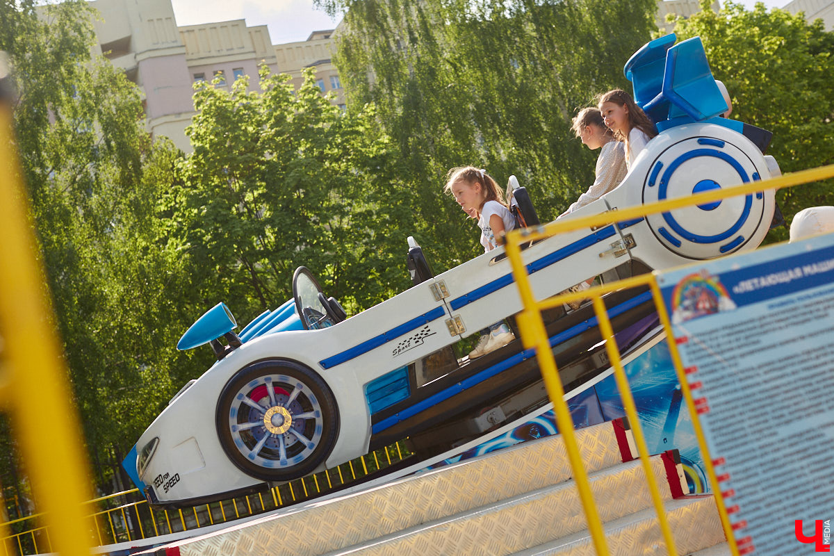 Владимирский парк аттракционов «Добро Лэнд» прошел проверку и приглашает гостей. В этом году на выбор сразу двадцать батутов и каруселей. Есть среди них и новинки. Причем планов по дальнейшему развитию еще много. Например, летом там обещают устроить мини-аквапарк для детей. Все подробности в нашем фоторепортаже.