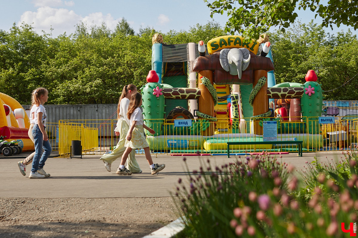 Владимирский парк аттракционов «Добро Лэнд» прошел проверку и приглашает гостей. В этом году на выбор сразу двадцать батутов и каруселей. Есть среди них и новинки. Причем планов по дальнейшему развитию еще много. Например, летом там обещают устроить мини-аквапарк для детей. Все подробности в нашем фоторепортаже.