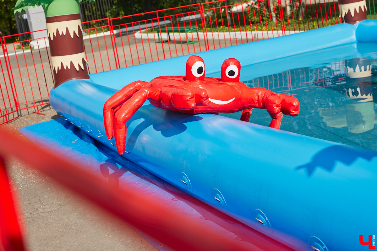 Владимирский парк аттракционов «Добро Лэнд» прошел проверку и приглашает гостей. В этом году на выбор сразу двадцать батутов и каруселей. Есть среди них и новинки. Причем планов по дальнейшему развитию еще много. Например, летом там обещают устроить мини-аквапарк для детей. Все подробности в нашем фоторепортаже.