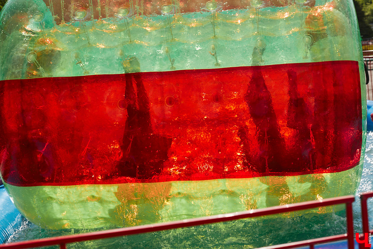 Владимирский парк аттракционов «Добро Лэнд» прошел проверку и приглашает гостей. В этом году на выбор сразу двадцать батутов и каруселей. Есть среди них и новинки. Причем планов по дальнейшему развитию еще много. Например, летом там обещают устроить мини-аквапарк для детей. Все подробности в нашем фоторепортаже.