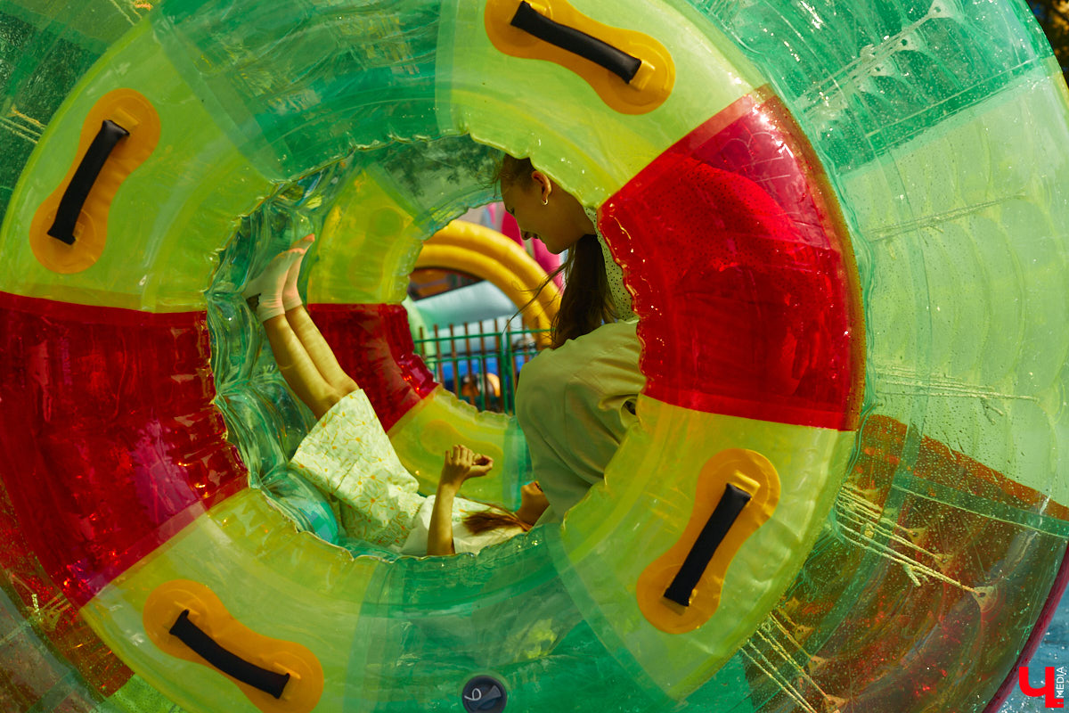 Владимирский парк аттракционов «Добро Лэнд» прошел проверку и приглашает гостей. В этом году на выбор сразу двадцать батутов и каруселей. Есть среди них и новинки. Причем планов по дальнейшему развитию еще много. Например, летом там обещают устроить мини-аквапарк для детей. Все подробности в нашем фоторепортаже.