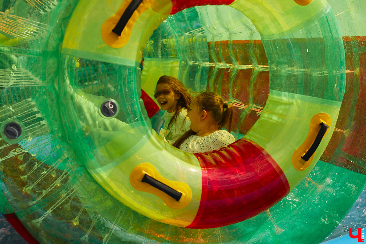 Владимирский парк аттракционов «Добро Лэнд» прошел проверку и приглашает гостей. В этом году на выбор сразу двадцать батутов и каруселей. Есть среди них и новинки. Причем планов по дальнейшему развитию еще много. Например, летом там обещают устроить мини-аквапарк для детей. Все подробности в нашем фоторепортаже.