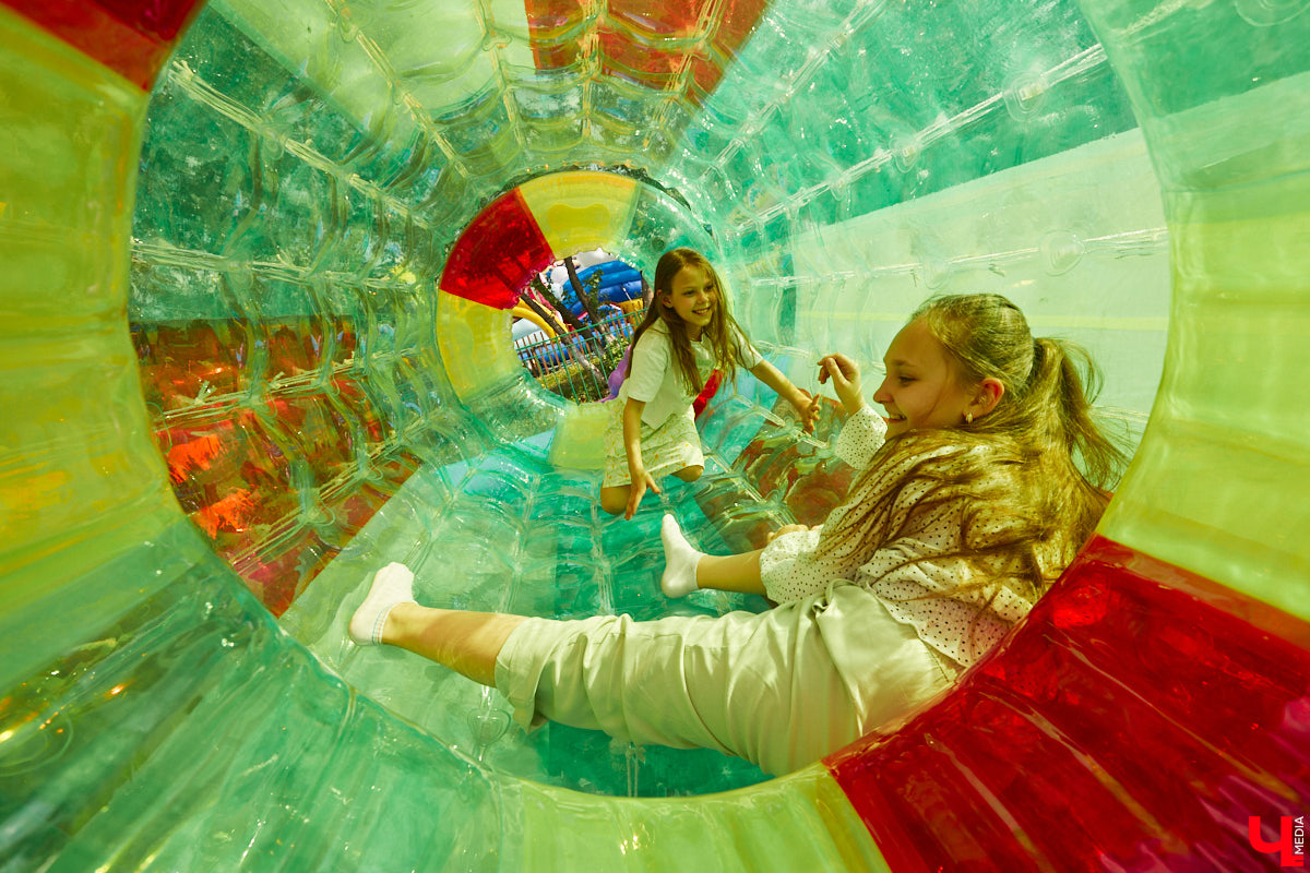 Владимирский парк аттракционов «Добро Лэнд» прошел проверку и приглашает гостей. В этом году на выбор сразу двадцать батутов и каруселей. Есть среди них и новинки. Причем планов по дальнейшему развитию еще много. Например, летом там обещают устроить мини-аквапарк для детей. Все подробности в нашем фоторепортаже.