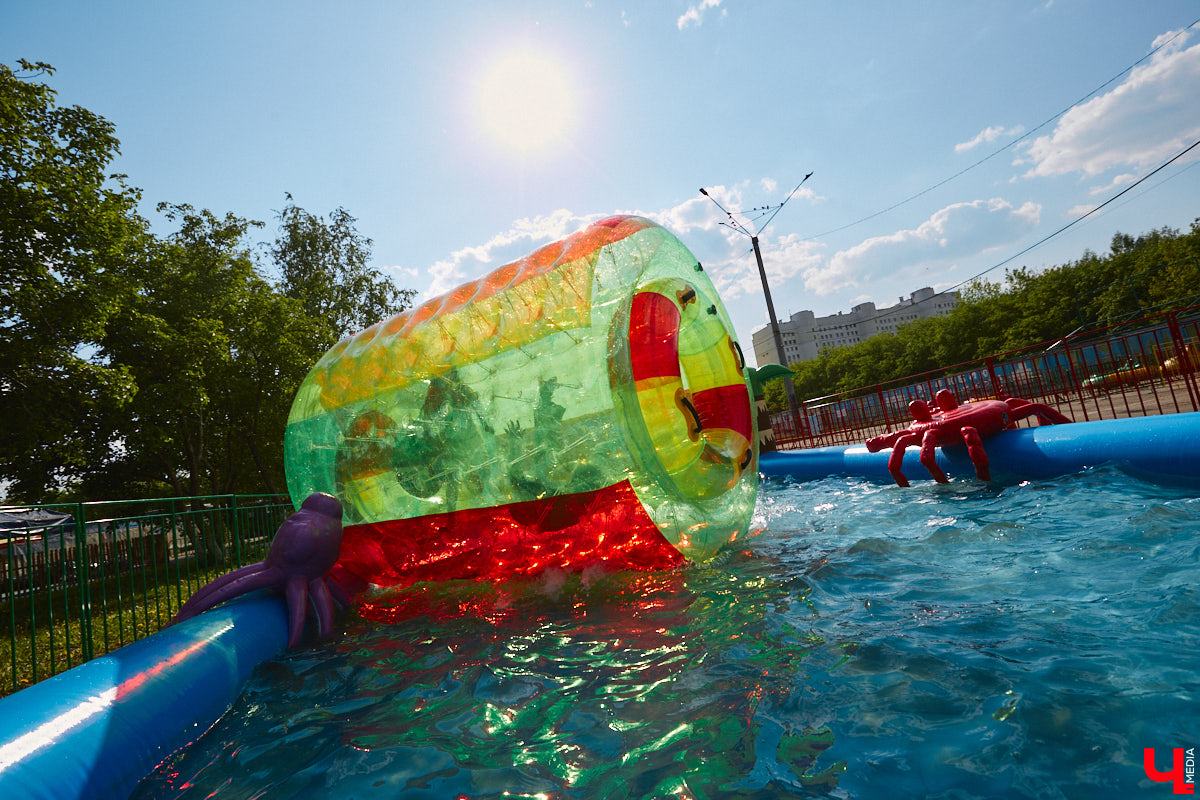 Владимирский парк аттракционов «Добро Лэнд» прошел проверку и приглашает гостей. В этом году на выбор сразу двадцать батутов и каруселей. Есть среди них и новинки. Причем планов по дальнейшему развитию еще много. Например, летом там обещают устроить мини-аквапарк для детей. Все подробности в нашем фоторепортаже.