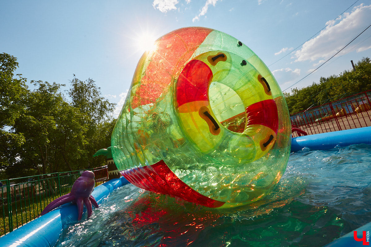 Владимирский парк аттракционов «Добро Лэнд» прошел проверку и приглашает гостей. В этом году на выбор сразу двадцать батутов и каруселей. Есть среди них и новинки. Причем планов по дальнейшему развитию еще много. Например, летом там обещают устроить мини-аквапарк для детей. Все подробности в нашем фоторепортаже.