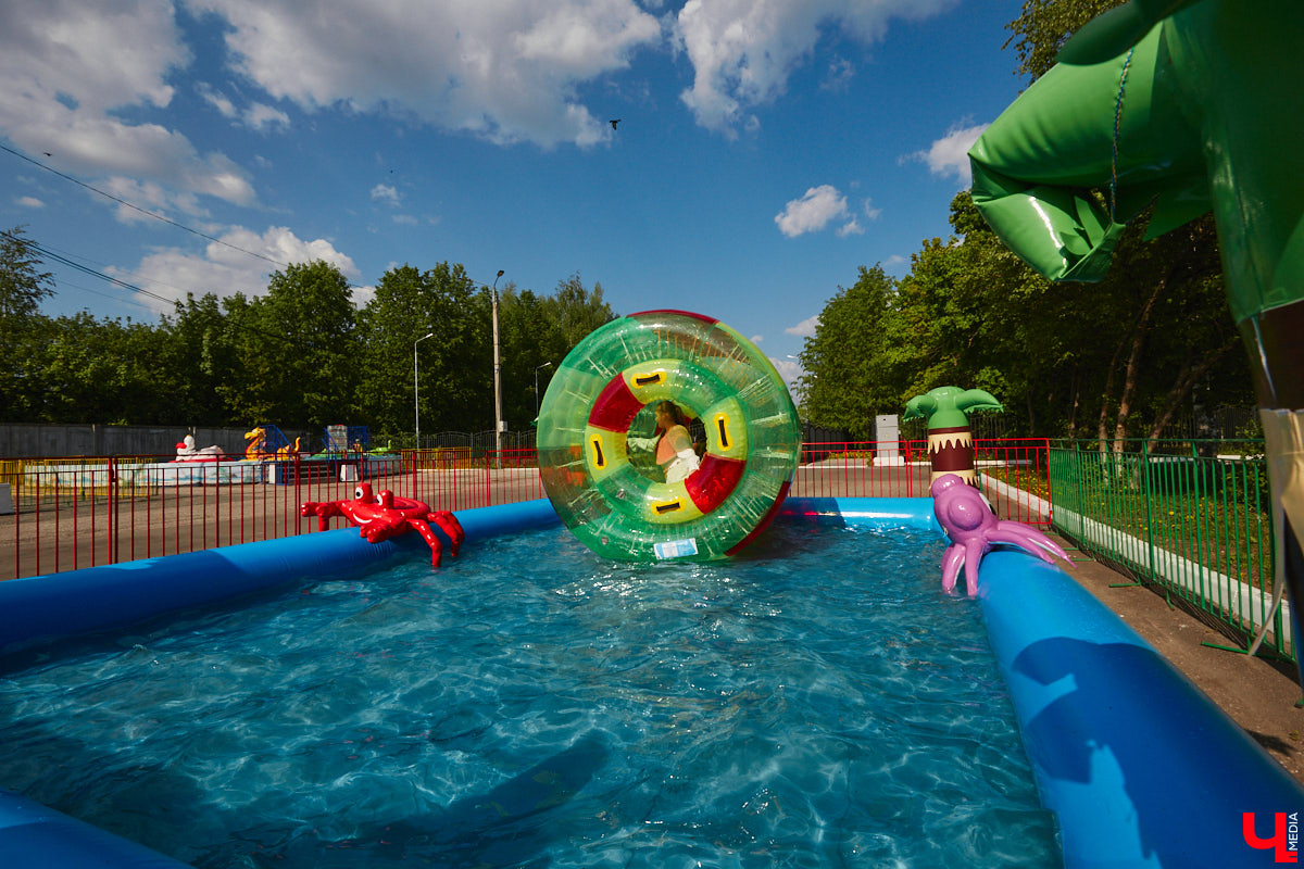 Владимирский парк аттракционов «Добро Лэнд» прошел проверку и приглашает гостей. В этом году на выбор сразу двадцать батутов и каруселей. Есть среди них и новинки. Причем планов по дальнейшему развитию еще много. Например, летом там обещают устроить мини-аквапарк для детей. Все подробности в нашем фоторепортаже.