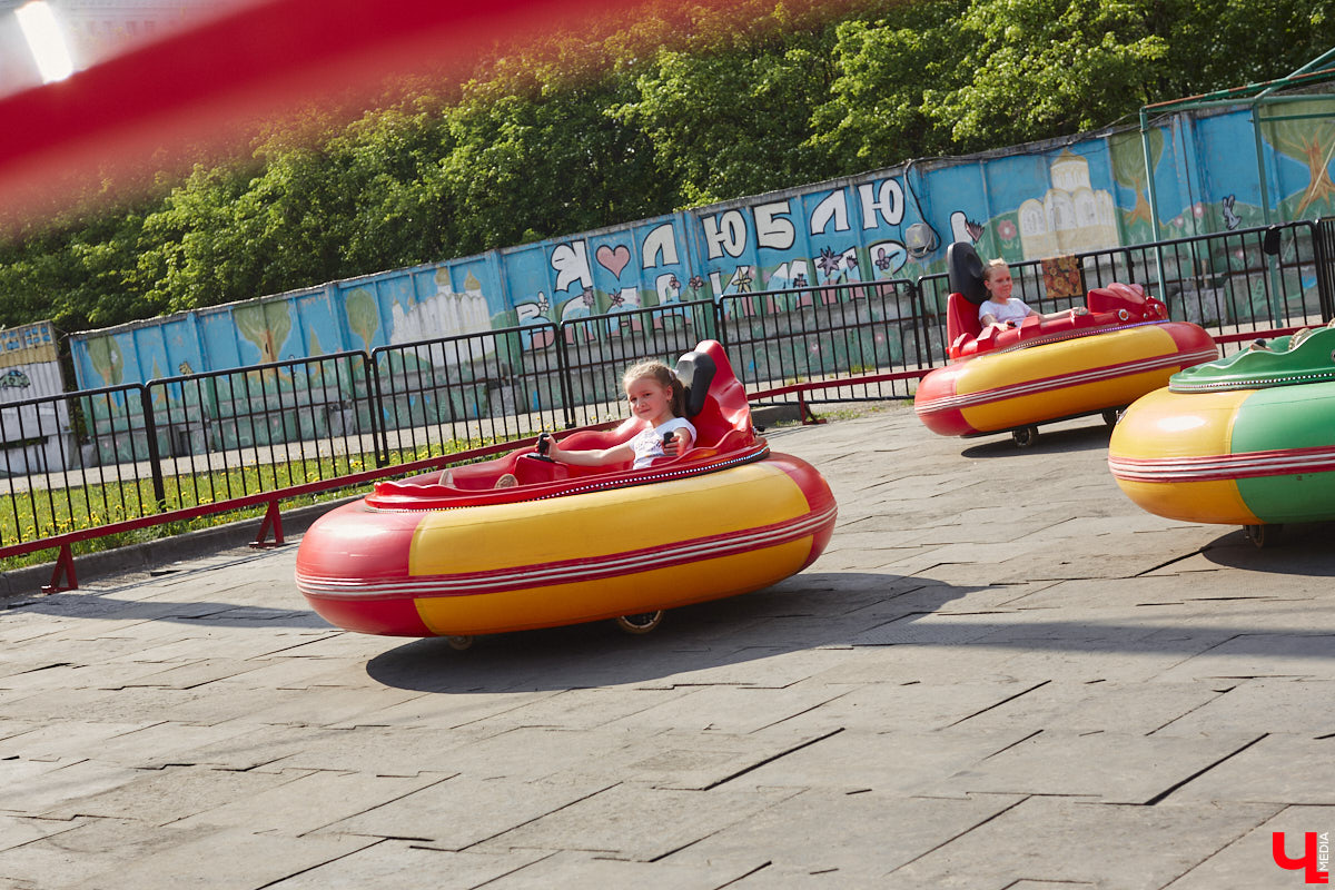 Владимирский парк аттракционов «Добро Лэнд» прошел проверку и приглашает гостей. В этом году на выбор сразу двадцать батутов и каруселей. Есть среди них и новинки. Причем планов по дальнейшему развитию еще много. Например, летом там обещают устроить мини-аквапарк для детей. Все подробности в нашем фоторепортаже.