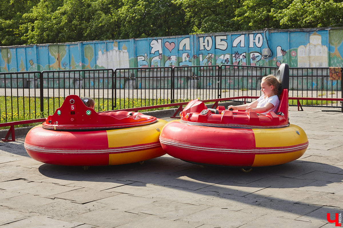 Владимирский парк аттракционов «Добро Лэнд» прошел проверку и приглашает гостей. В этом году на выбор сразу двадцать батутов и каруселей. Есть среди них и новинки. Причем планов по дальнейшему развитию еще много. Например, летом там обещают устроить мини-аквапарк для детей. Все подробности в нашем фоторепортаже.