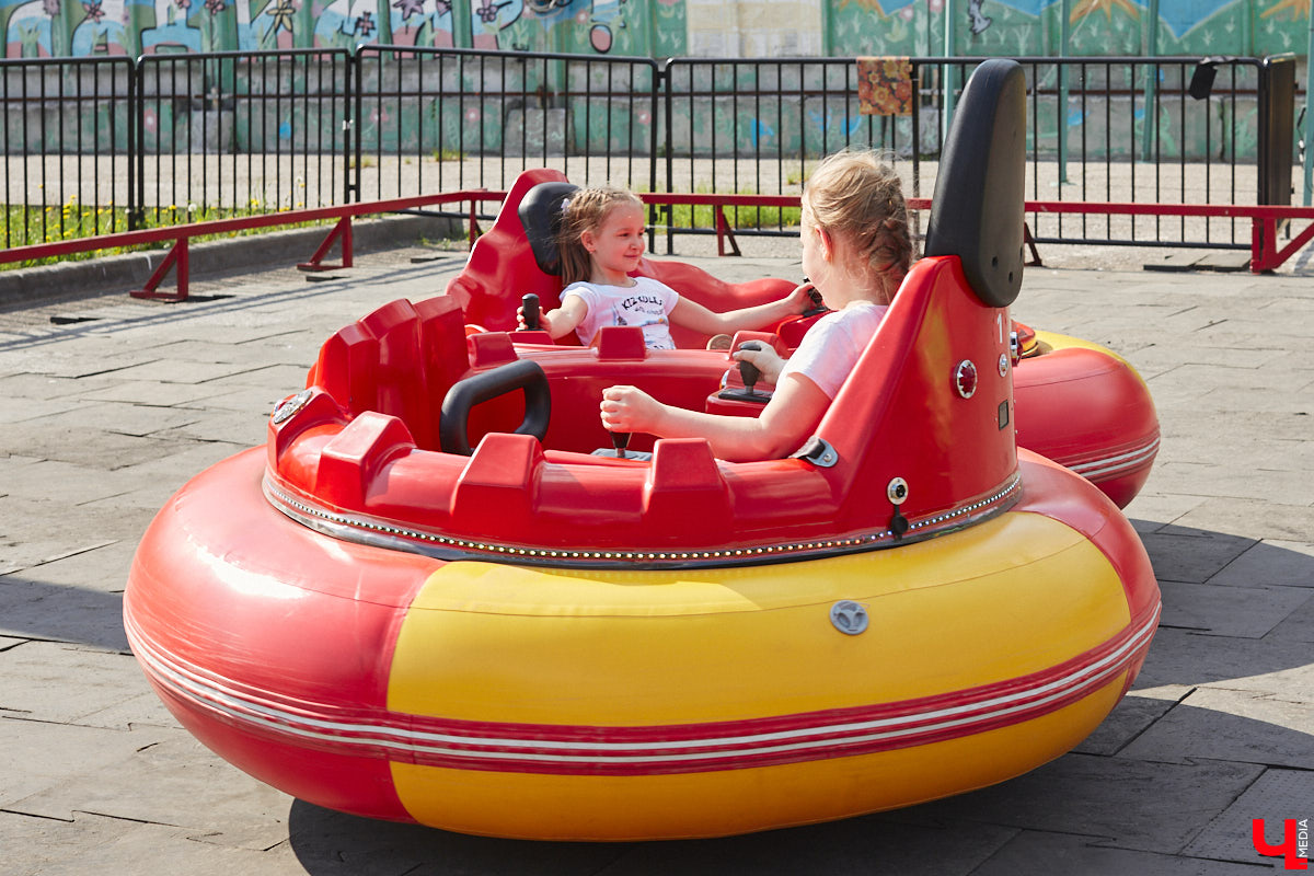 Владимирский парк аттракционов «Добро Лэнд» прошел проверку и приглашает гостей. В этом году на выбор сразу двадцать батутов и каруселей. Есть среди них и новинки. Причем планов по дальнейшему развитию еще много. Например, летом там обещают устроить мини-аквапарк для детей. Все подробности в нашем фоторепортаже.