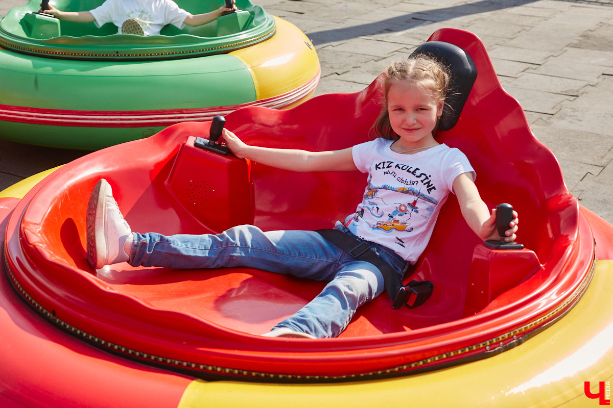 Владимирский парк аттракционов «Добро Лэнд» прошел проверку и приглашает гостей. В этом году на выбор сразу двадцать батутов и каруселей. Есть среди них и новинки. Причем планов по дальнейшему развитию еще много. Например, летом там обещают устроить мини-аквапарк для детей. Все подробности в нашем фоторепортаже.