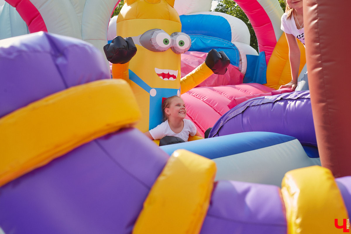 Владимирский парк аттракционов «Добро Лэнд» прошел проверку и приглашает гостей. В этом году на выбор сразу двадцать батутов и каруселей. Есть среди них и новинки. Причем планов по дальнейшему развитию еще много. Например, летом там обещают устроить мини-аквапарк для детей. Все подробности в нашем фоторепортаже.