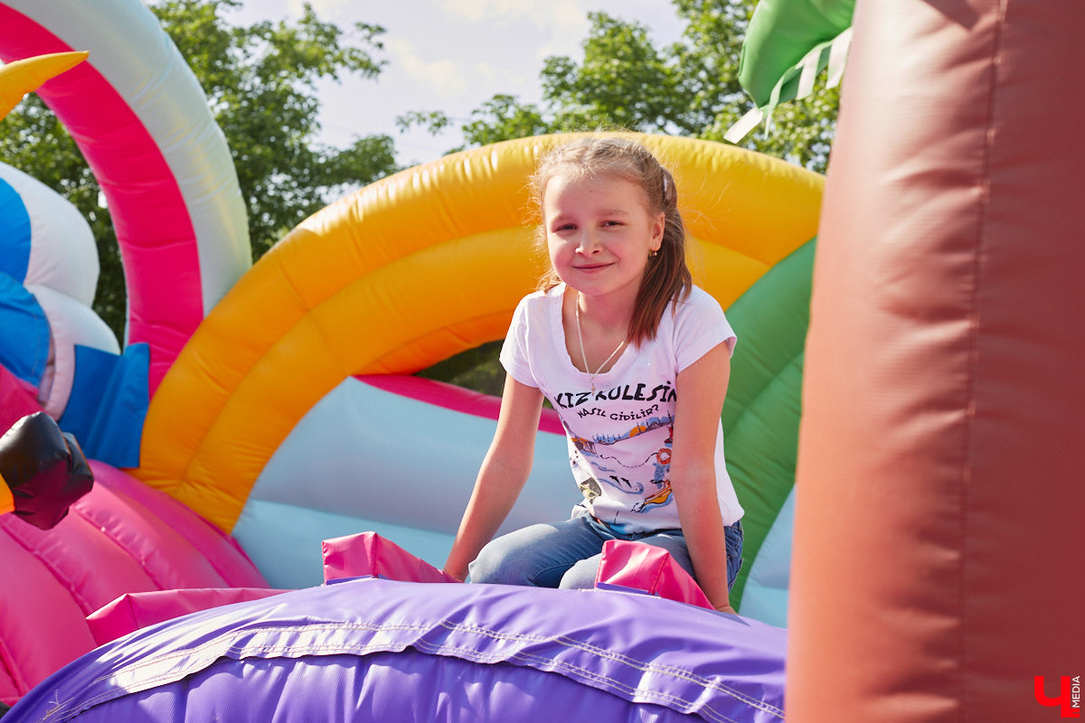 Владимирский парк аттракционов «Добро Лэнд» прошел проверку и приглашает гостей. В этом году на выбор сразу двадцать батутов и каруселей. Есть среди них и новинки. Причем планов по дальнейшему развитию еще много. Например, летом там обещают устроить мини-аквапарк для детей. Все подробности в нашем фоторепортаже.