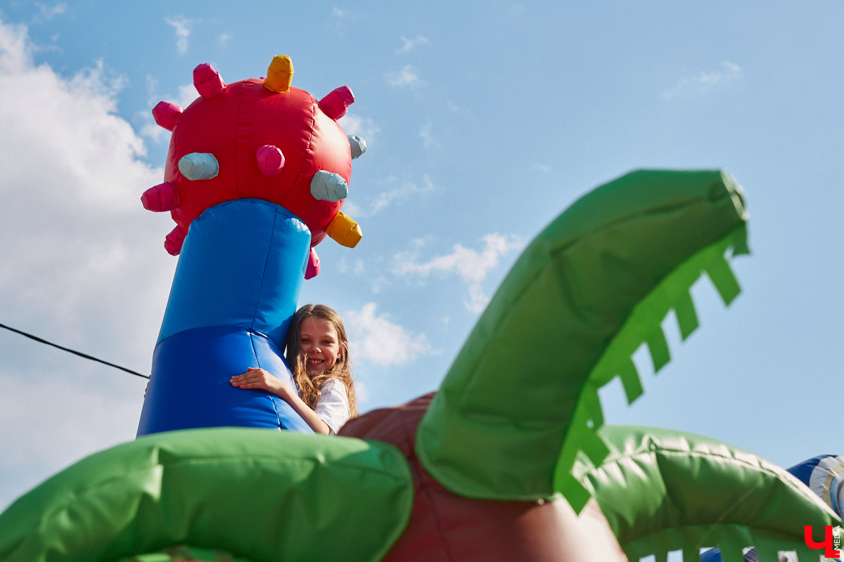 Владимирский парк аттракционов «Добро Лэнд» прошел проверку и приглашает гостей. В этом году на выбор сразу двадцать батутов и каруселей. Есть среди них и новинки. Причем планов по дальнейшему развитию еще много. Например, летом там обещают устроить мини-аквапарк для детей. Все подробности в нашем фоторепортаже.