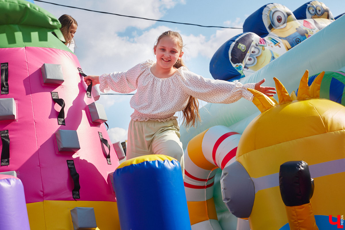 Владимирский парк аттракционов «Добро Лэнд» прошел проверку и приглашает гостей. В этом году на выбор сразу двадцать батутов и каруселей. Есть среди них и новинки. Причем планов по дальнейшему развитию еще много. Например, летом там обещают устроить мини-аквапарк для детей. Все подробности в нашем фоторепортаже.