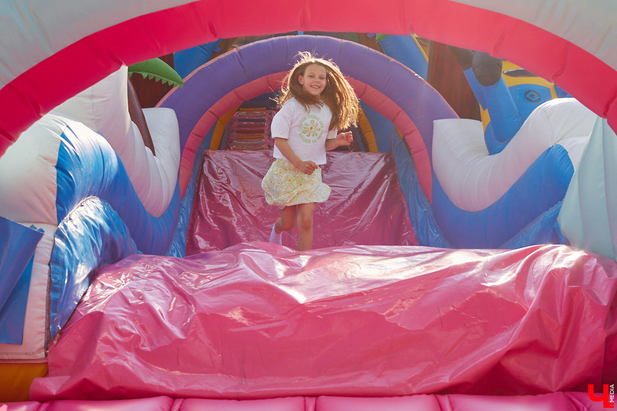 Владимирский парк аттракционов «Добро Лэнд» прошел проверку и приглашает гостей. В этом году на выбор сразу двадцать батутов и каруселей. Есть среди них и новинки. Причем планов по дальнейшему развитию еще много. Например, летом там обещают устроить мини-аквапарк для детей. Все подробности в нашем фоторепортаже.