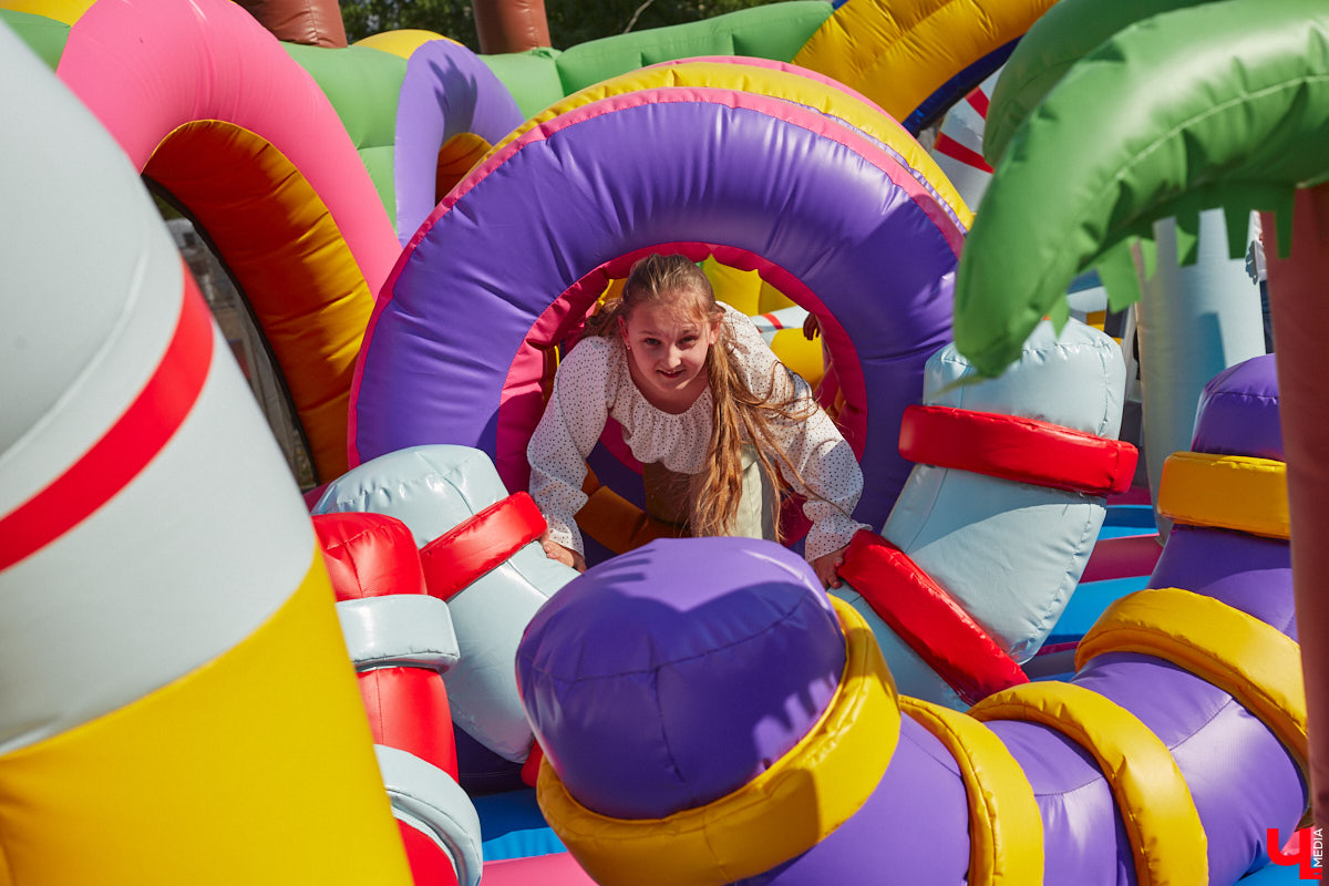Владимирский парк аттракционов «Добро Лэнд» прошел проверку и приглашает гостей. В этом году на выбор сразу двадцать батутов и каруселей. Есть среди них и новинки. Причем планов по дальнейшему развитию еще много. Например, летом там обещают устроить мини-аквапарк для детей. Все подробности в нашем фоторепортаже.