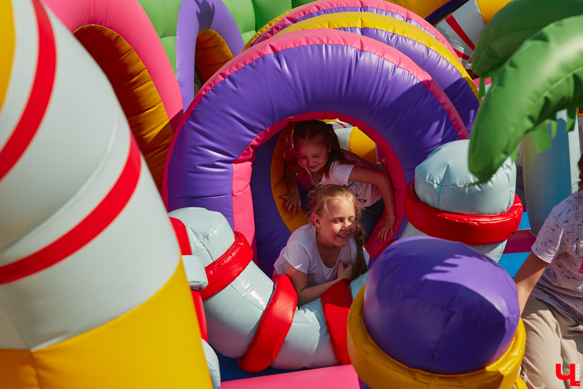 Владимирский парк аттракционов «Добро Лэнд» прошел проверку и приглашает гостей. В этом году на выбор сразу двадцать батутов и каруселей. Есть среди них и новинки. Причем планов по дальнейшему развитию еще много. Например, летом там обещают устроить мини-аквапарк для детей. Все подробности в нашем фоторепортаже.