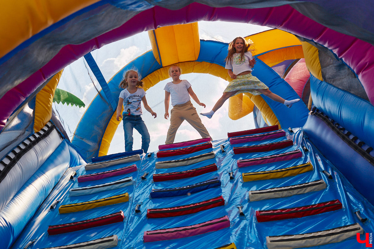 Владимирский парк аттракционов «Добро Лэнд» прошел проверку и приглашает гостей. В этом году на выбор сразу двадцать батутов и каруселей. Есть среди них и новинки. Причем планов по дальнейшему развитию еще много. Например, летом там обещают устроить мини-аквапарк для детей. Все подробности в нашем фоторепортаже.