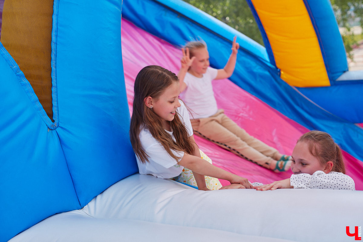 Владимирский парк аттракционов «Добро Лэнд» прошел проверку и приглашает гостей. В этом году на выбор сразу двадцать батутов и каруселей. Есть среди них и новинки. Причем планов по дальнейшему развитию еще много. Например, летом там обещают устроить мини-аквапарк для детей. Все подробности в нашем фоторепортаже.