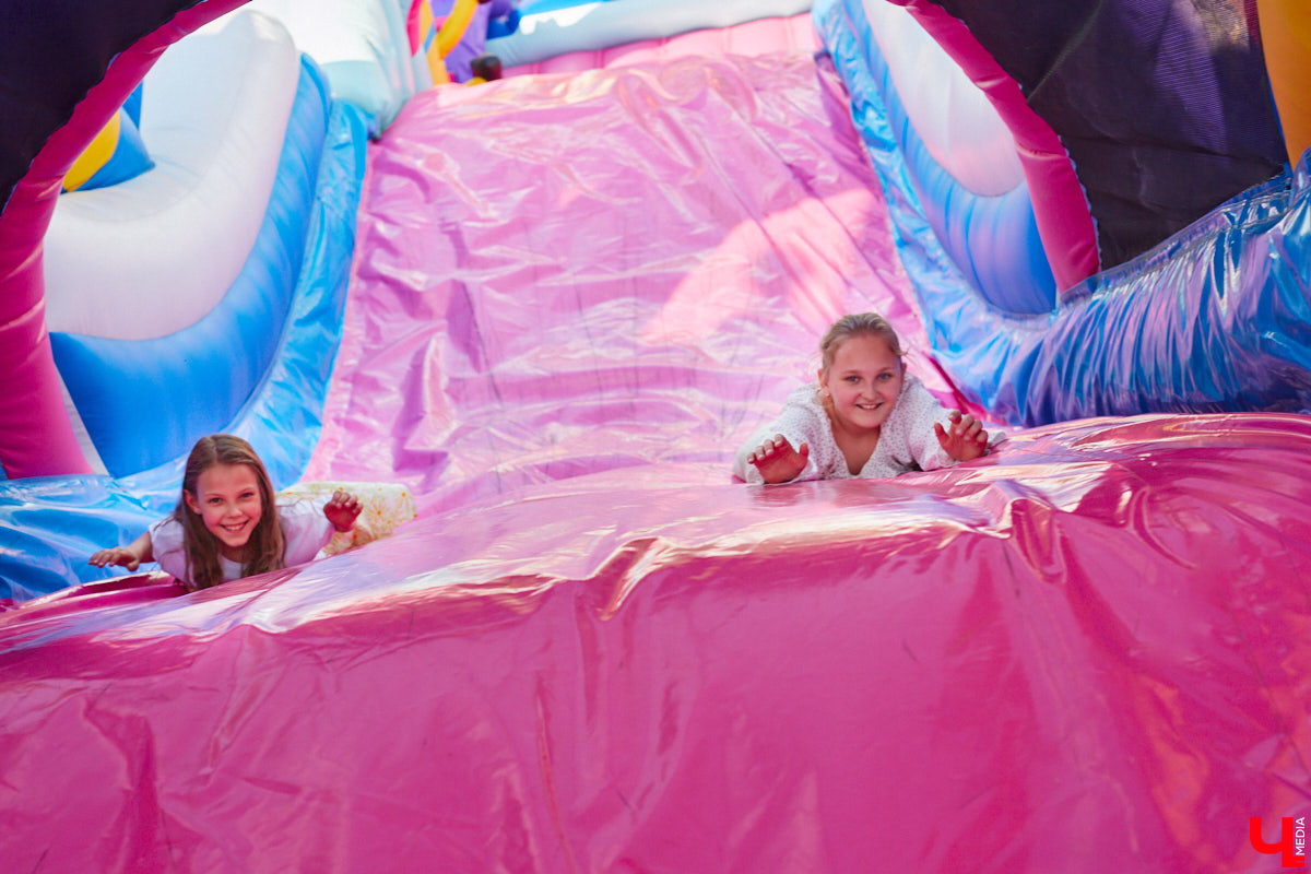 Владимирский парк аттракционов «Добро Лэнд» прошел проверку и приглашает гостей. В этом году на выбор сразу двадцать батутов и каруселей. Есть среди них и новинки. Причем планов по дальнейшему развитию еще много. Например, летом там обещают устроить мини-аквапарк для детей. Все подробности в нашем фоторепортаже.