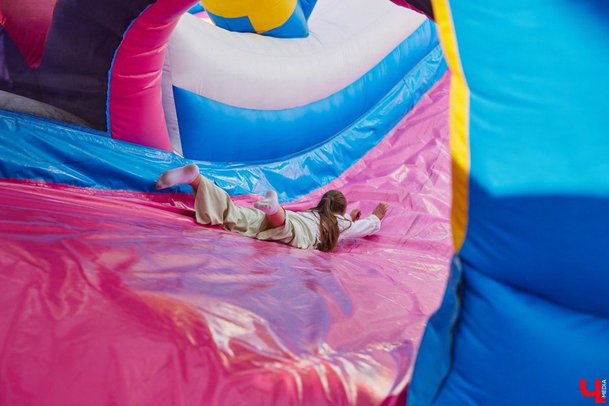 Владимирский парк аттракционов «Добро Лэнд» прошел проверку и приглашает гостей. В этом году на выбор сразу двадцать батутов и каруселей. Есть среди них и новинки. Причем планов по дальнейшему развитию еще много. Например, летом там обещают устроить мини-аквапарк для детей. Все подробности в нашем фоторепортаже.