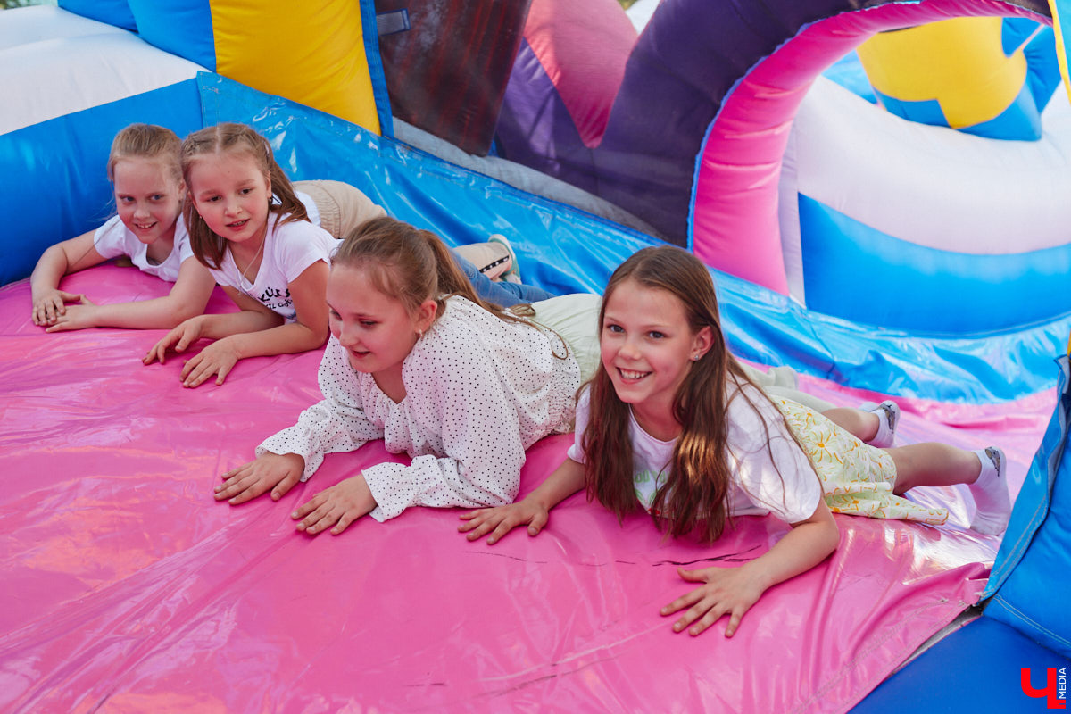 Владимирский парк аттракционов «Добро Лэнд» прошел проверку и приглашает гостей. В этом году на выбор сразу двадцать батутов и каруселей. Есть среди них и новинки. Причем планов по дальнейшему развитию еще много. Например, летом там обещают устроить мини-аквапарк для детей. Все подробности в нашем фоторепортаже.