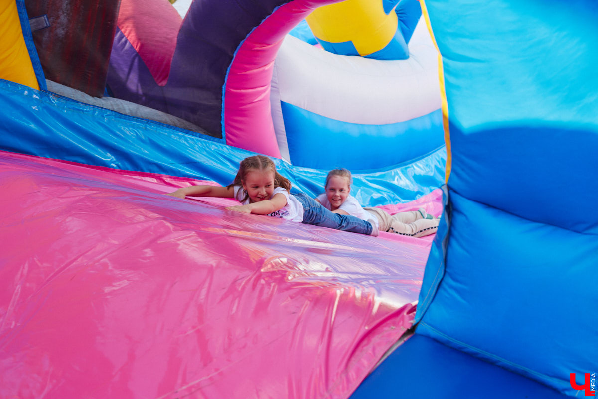 Владимирский парк аттракционов «Добро Лэнд» прошел проверку и приглашает гостей. В этом году на выбор сразу двадцать батутов и каруселей. Есть среди них и новинки. Причем планов по дальнейшему развитию еще много. Например, летом там обещают устроить мини-аквапарк для детей. Все подробности в нашем фоторепортаже.