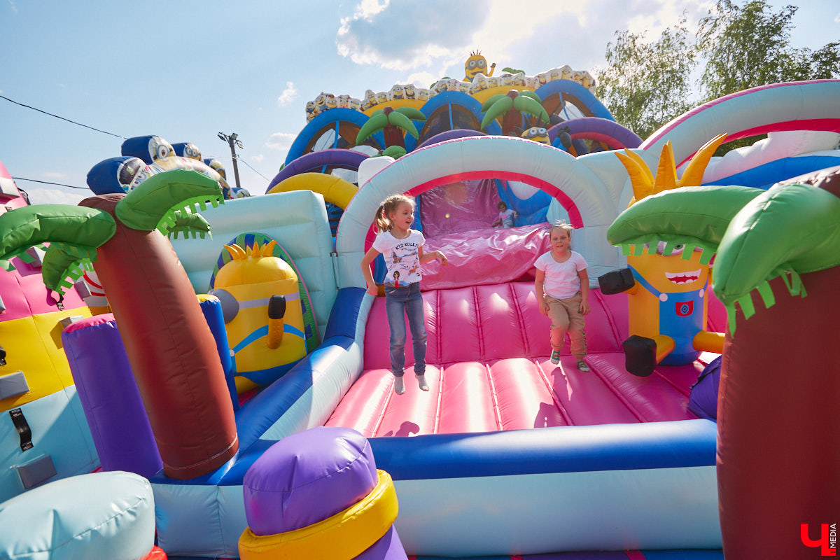 Владимирский парк аттракционов «Добро Лэнд» прошел проверку и приглашает гостей. В этом году на выбор сразу двадцать батутов и каруселей. Есть среди них и новинки. Причем планов по дальнейшему развитию еще много. Например, летом там обещают устроить мини-аквапарк для детей. Все подробности в нашем фоторепортаже.