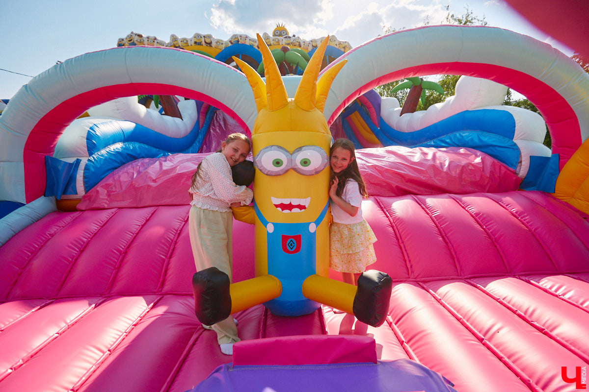 Владимирский парк аттракционов «Добро Лэнд» прошел проверку и приглашает гостей. В этом году на выбор сразу двадцать батутов и каруселей. Есть среди них и новинки. Причем планов по дальнейшему развитию еще много. Например, летом там обещают устроить мини-аквапарк для детей. Все подробности в нашем фоторепортаже.