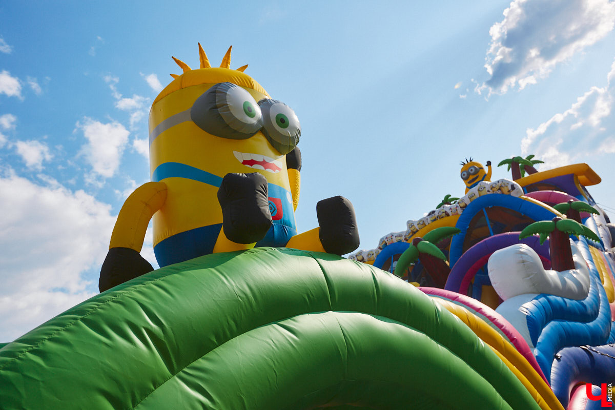 Владимирский парк аттракционов «Добро Лэнд» прошел проверку и приглашает гостей. В этом году на выбор сразу двадцать батутов и каруселей. Есть среди них и новинки. Причем планов по дальнейшему развитию еще много. Например, летом там обещают устроить мини-аквапарк для детей. Все подробности в нашем фоторепортаже.