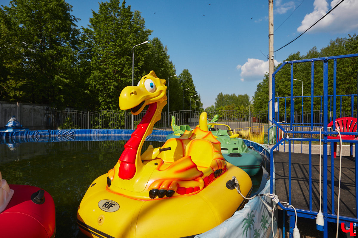 Владимирский парк аттракционов «Добро Лэнд» прошел проверку и приглашает гостей. В этом году на выбор сразу двадцать батутов и каруселей. Есть среди них и новинки. Причем планов по дальнейшему развитию еще много. Например, летом там обещают устроить мини-аквапарк для детей. Все подробности в нашем фоторепортаже.