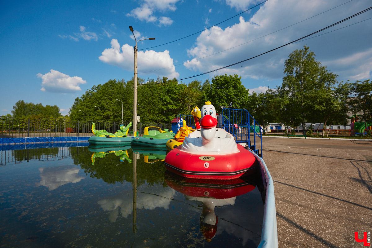 Владимирский парк аттракционов «Добро Лэнд» прошел проверку и приглашает гостей. В этом году на выбор сразу двадцать батутов и каруселей. Есть среди них и новинки. Причем планов по дальнейшему развитию еще много. Например, летом там обещают устроить мини-аквапарк для детей. Все подробности в нашем фоторепортаже.