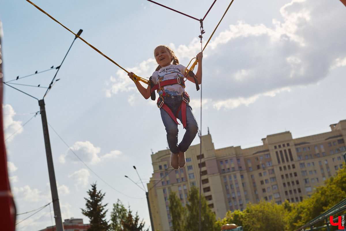 Владимирский парк аттракционов «Добро Лэнд» прошел проверку и приглашает гостей. В этом году на выбор сразу двадцать батутов и каруселей. Есть среди них и новинки. Причем планов по дальнейшему развитию еще много. Например, летом там обещают устроить мини-аквапарк для детей. Все подробности в нашем фоторепортаже.