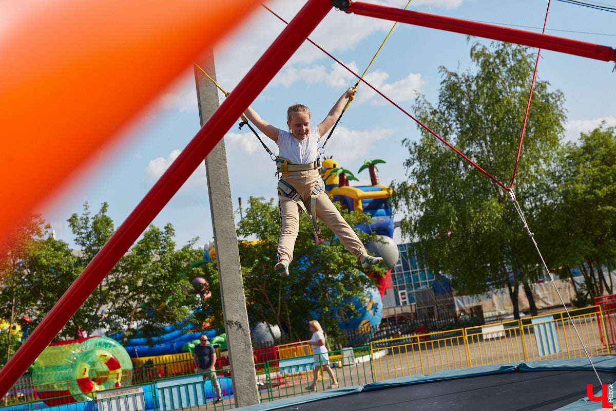 Владимирский парк аттракционов «Добро Лэнд» прошел проверку и приглашает гостей. В этом году на выбор сразу двадцать батутов и каруселей. Есть среди них и новинки. Причем планов по дальнейшему развитию еще много. Например, летом там обещают устроить мини-аквапарк для детей. Все подробности в нашем фоторепортаже.
