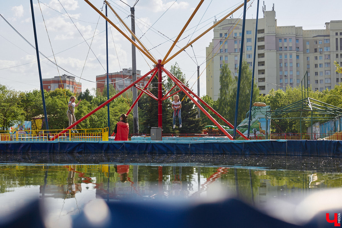 Владимирский парк аттракционов «Добро Лэнд» прошел проверку и приглашает гостей. В этом году на выбор сразу двадцать батутов и каруселей. Есть среди них и новинки. Причем планов по дальнейшему развитию еще много. Например, летом там обещают устроить мини-аквапарк для детей. Все подробности в нашем фоторепортаже.