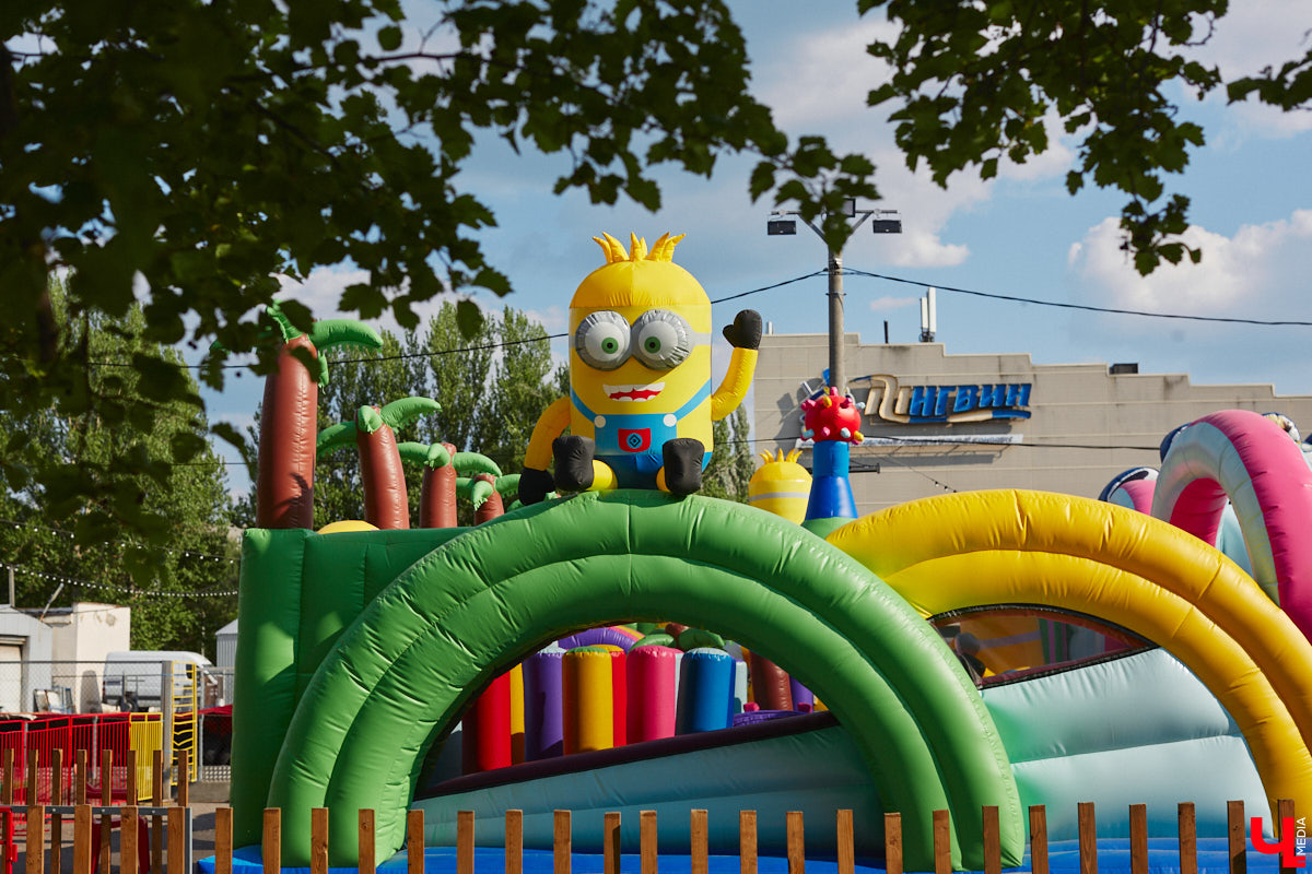 Владимирский парк аттракционов «Добро Лэнд» прошел проверку и приглашает гостей. В этом году на выбор сразу двадцать батутов и каруселей. Есть среди них и новинки. Причем планов по дальнейшему развитию еще много. Например, летом там обещают устроить мини-аквапарк для детей. Все подробности в нашем фоторепортаже.