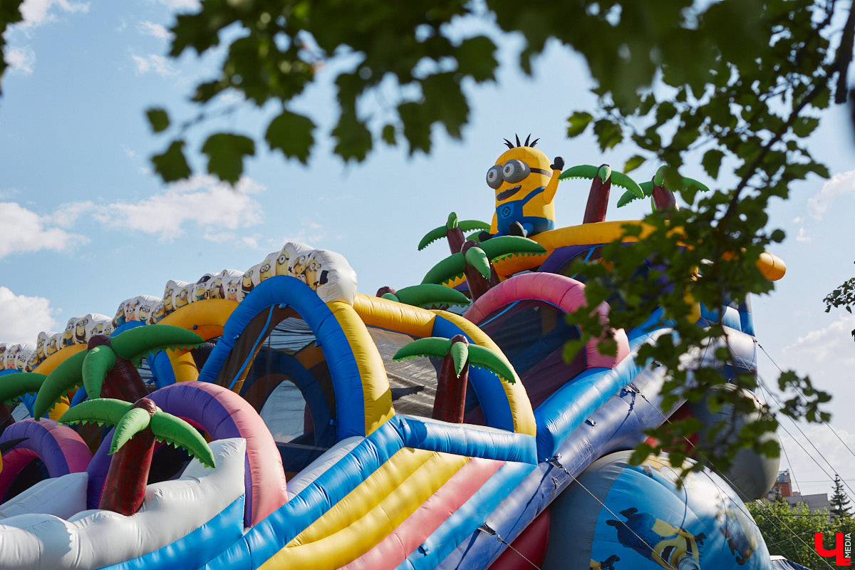 Владимирский парк аттракционов «Добро Лэнд» прошел проверку и приглашает гостей. В этом году на выбор сразу двадцать батутов и каруселей. Есть среди них и новинки. Причем планов по дальнейшему развитию еще много. Например, летом там обещают устроить мини-аквапарк для детей. Все подробности в нашем фоторепортаже.