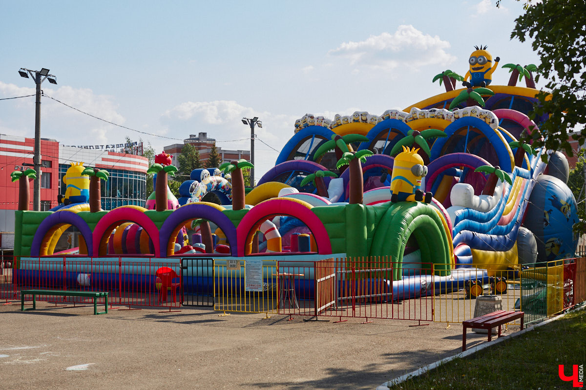 Владимирский парк аттракционов «Добро Лэнд» прошел проверку и приглашает гостей. В этом году на выбор сразу двадцать батутов и каруселей. Есть среди них и новинки. Причем планов по дальнейшему развитию еще много. Например, летом там обещают устроить мини-аквапарк для детей. Все подробности в нашем фоторепортаже.
