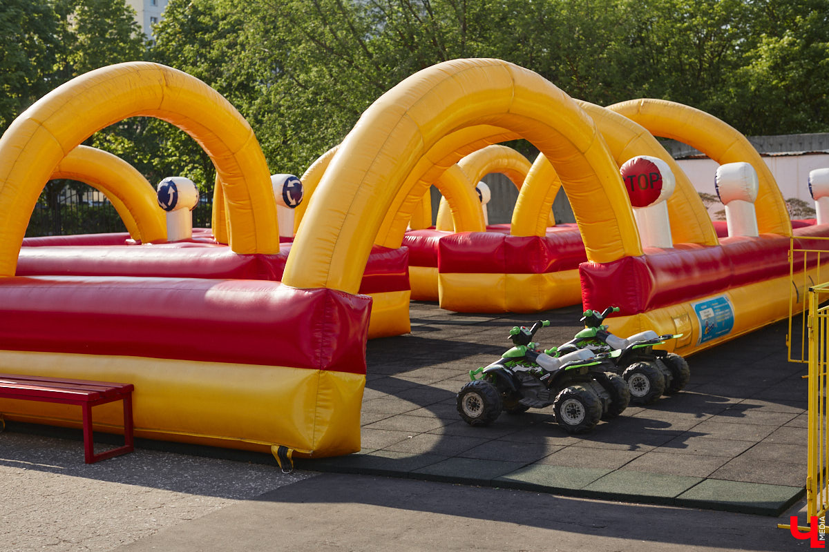 Владимирский парк аттракционов «Добро Лэнд» прошел проверку и приглашает гостей. В этом году на выбор сразу двадцать батутов и каруселей. Есть среди них и новинки. Причем планов по дальнейшему развитию еще много. Например, летом там обещают устроить мини-аквапарк для детей. Все подробности в нашем фоторепортаже.