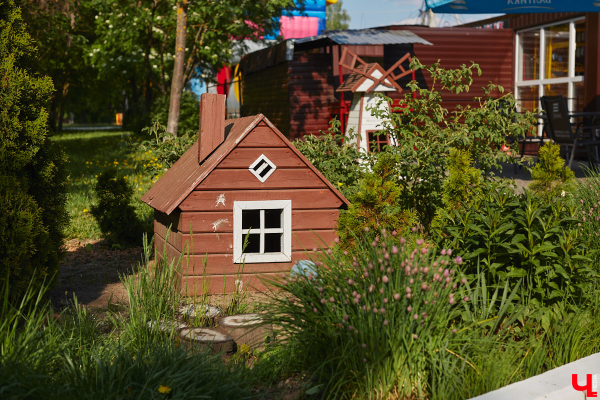 Владимирский парк аттракционов «Добро Лэнд» прошел проверку и приглашает гостей. В этом году на выбор сразу двадцать батутов и каруселей. Есть среди них и новинки. Причем планов по дальнейшему развитию еще много. Например, летом там обещают устроить мини-аквапарк для детей. Все подробности в нашем фоторепортаже.