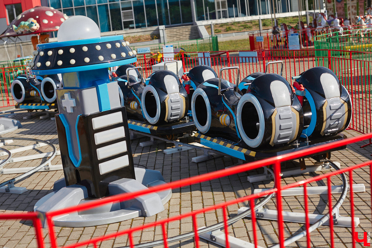 Владимирский парк аттракционов «Добро Лэнд» прошел проверку и приглашает гостей. В этом году на выбор сразу двадцать батутов и каруселей. Есть среди них и новинки. Причем планов по дальнейшему развитию еще много. Например, летом там обещают устроить мини-аквапарк для детей. Все подробности в нашем фоторепортаже.