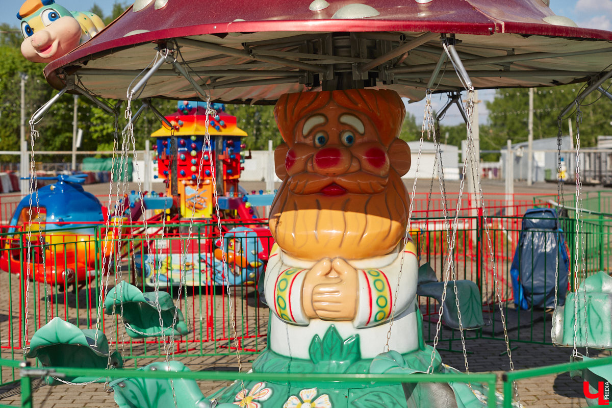 Владимирский парк аттракционов «Добро Лэнд» прошел проверку и приглашает гостей. В этом году на выбор сразу двадцать батутов и каруселей. Есть среди них и новинки. Причем планов по дальнейшему развитию еще много. Например, летом там обещают устроить мини-аквапарк для детей. Все подробности в нашем фоторепортаже.